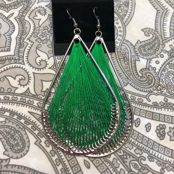 ⬇️ 🌴5 for $20🌴 Threaded tear drop shape earrings - Picture 3 of 4